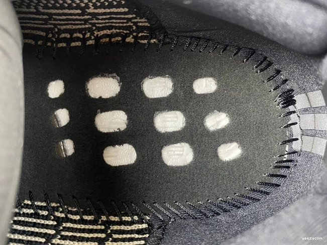 Yeezy White Core Adidas Boost BY1604 Black V2 350 1022